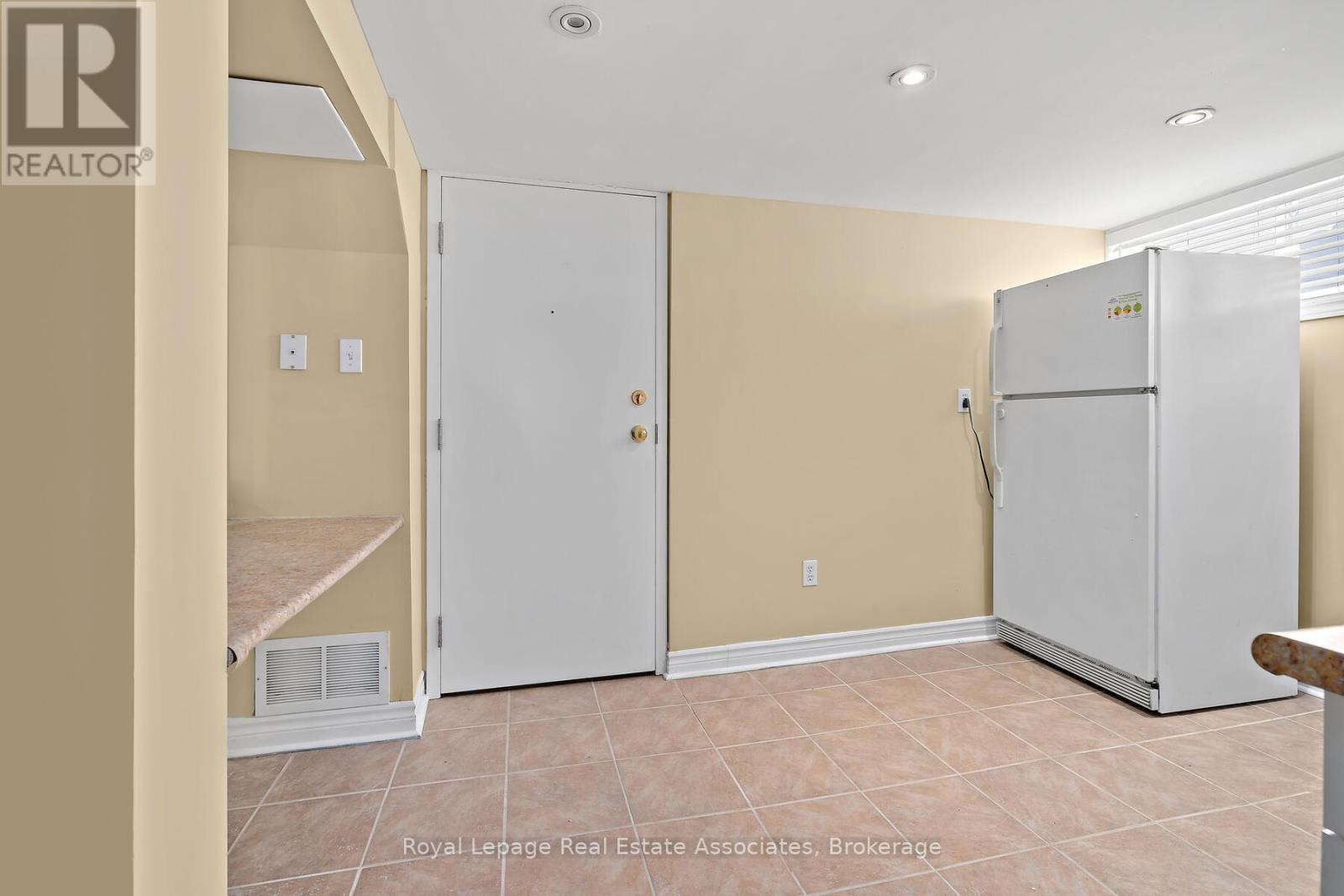 7 Rexway Drive, Halton Hills, Ontario  L7G 3N7 - Photo 15 - W12466251
