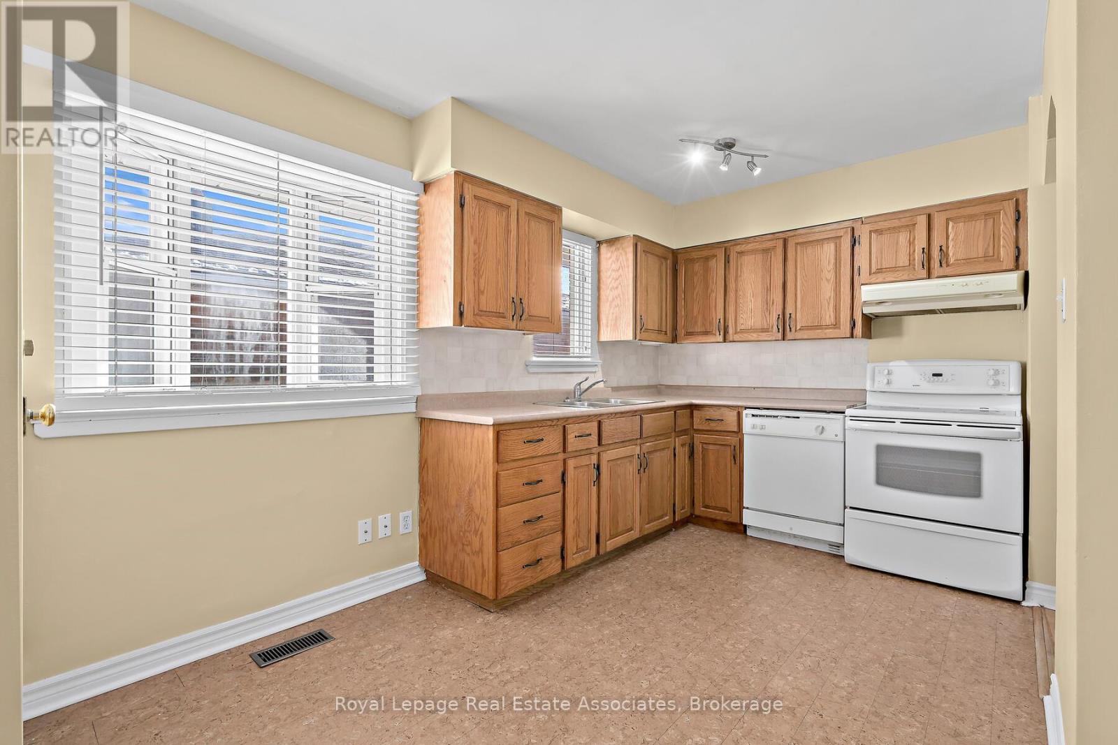 7 Rexway Drive, Halton Hills, Ontario  L7G 3N7 - Photo 8 - W12466251