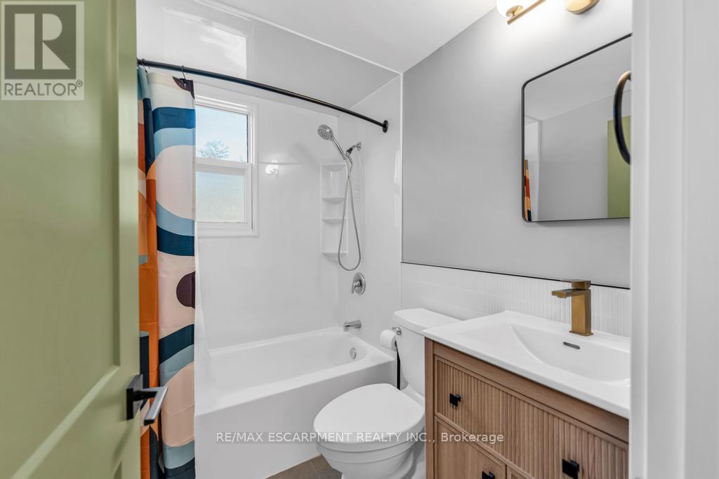 9 Elaine Court, Hamilton, Ontario  L8K 3S2 - Photo 11 - X12466136