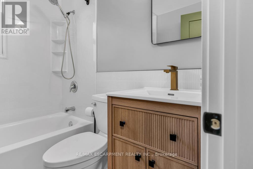 9 Elaine Court, Hamilton, Ontario  L8K 3S2 - Photo 12 - X12466136