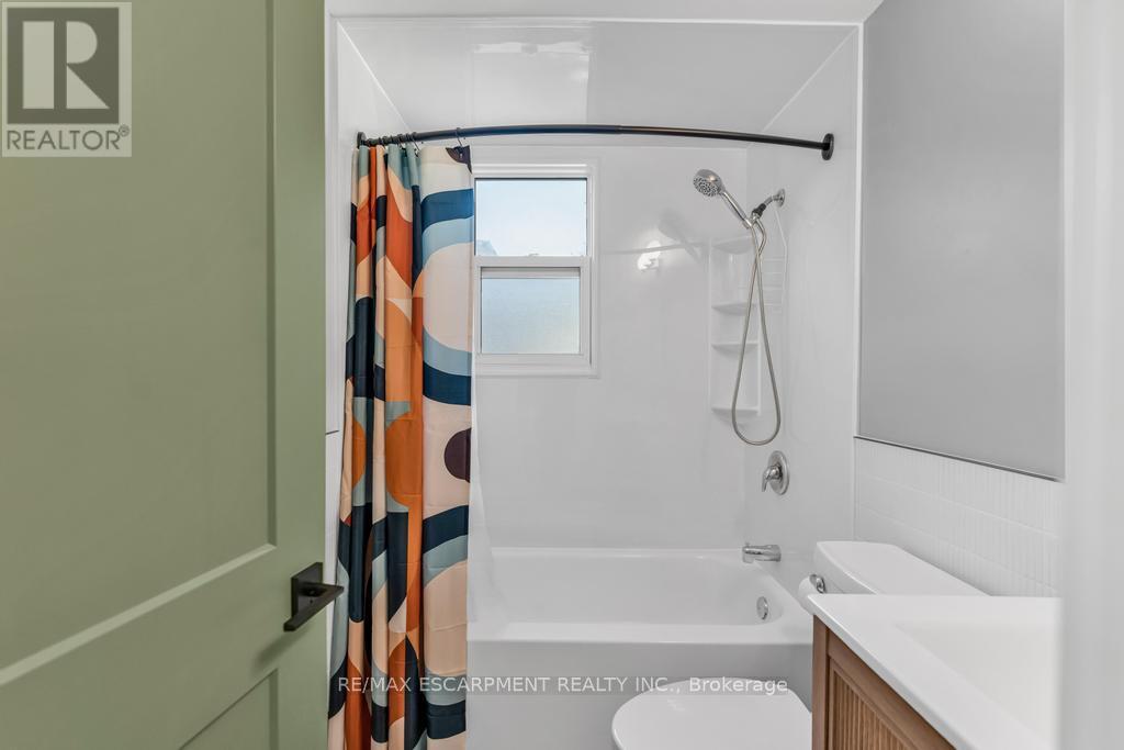 9 Elaine Court, Hamilton, Ontario  L8K 3S2 - Photo 13 - X12466136