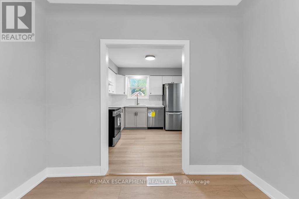 9 Elaine Court, Hamilton, Ontario  L8K 3S2 - Photo 17 - X12466136