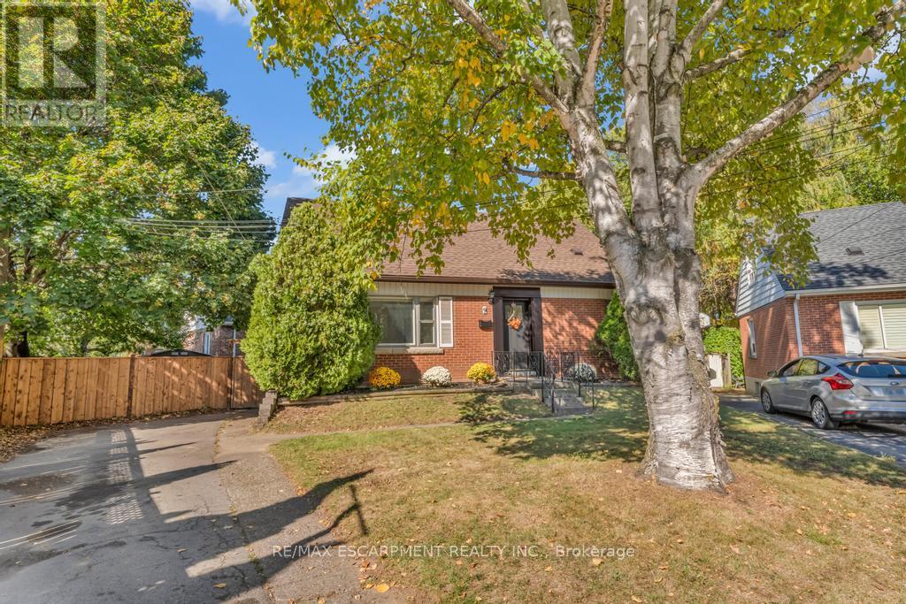 9 Elaine Court, Hamilton, Ontario  L8K 3S2 - Photo 3 - X12466136