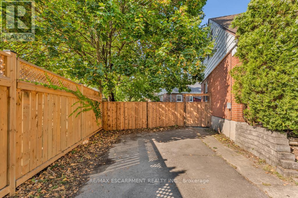 9 Elaine Court, Hamilton, Ontario  L8K 3S2 - Photo 5 - X12466136