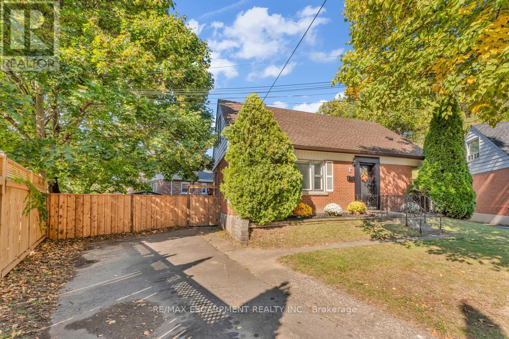 9 Elaine Court, Hamilton, Ontario  L8K 3S2 - Photo 6 - X12466136