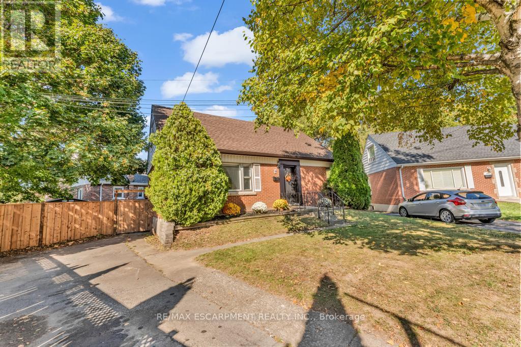 9 Elaine Court, Hamilton, Ontario  L8K 3S2 - Photo 7 - X12466136