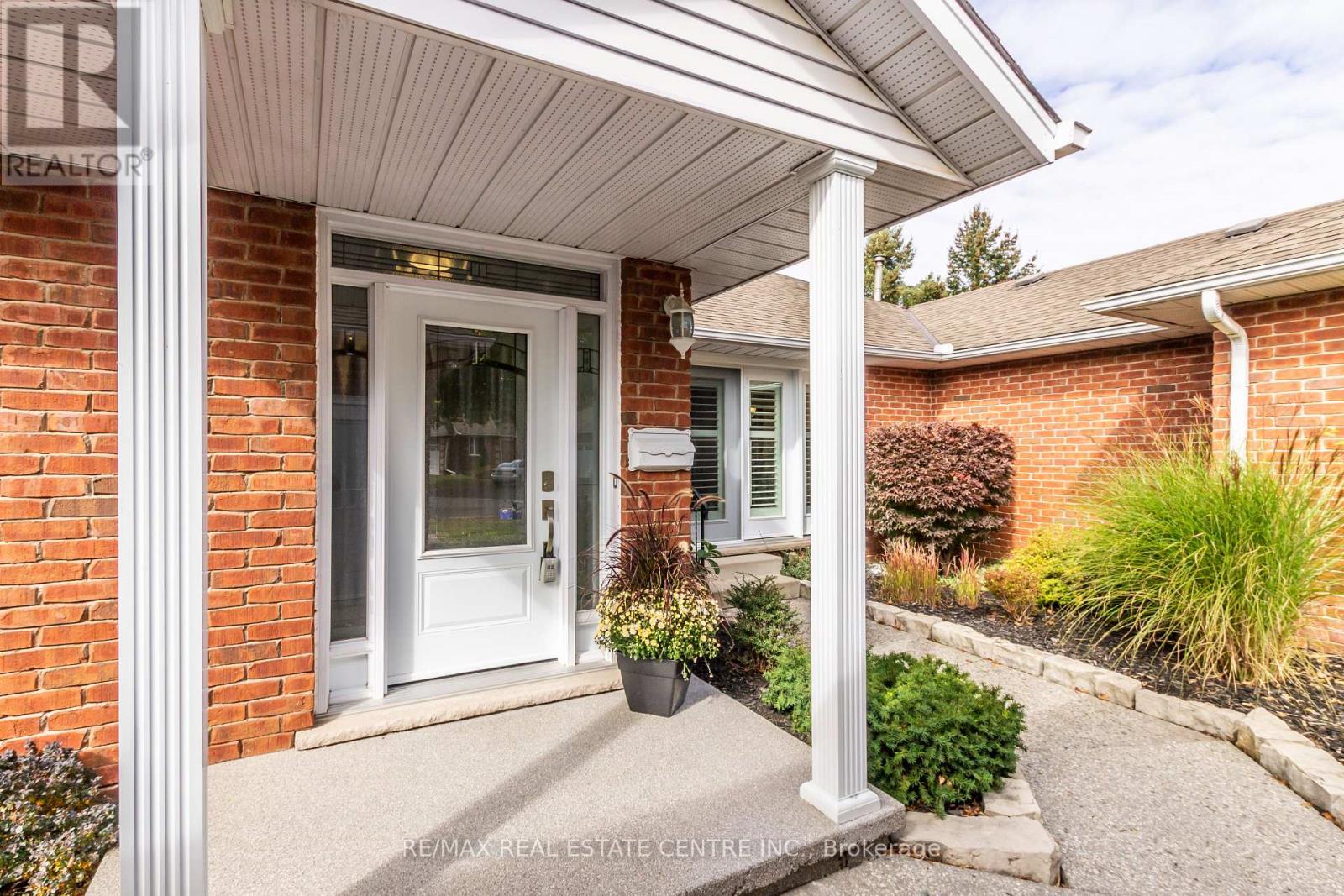 16 - 71 Beasley Crescent, Cambridge, Ontario  N1T 1P5 - Photo 3 - X12466167