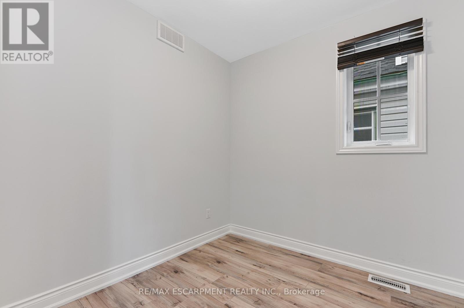 Upper - 54 Craigmiller Avenue, Hamilton, Ontario  L8L 3J1 - Photo 10 - X12466184