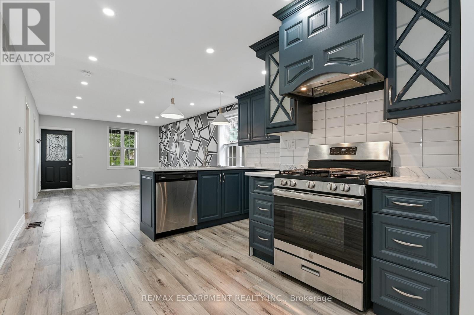 Upper - 54 Craigmiller Avenue, Hamilton, Ontario  L8L 3J1 - Photo 7 - X12466184