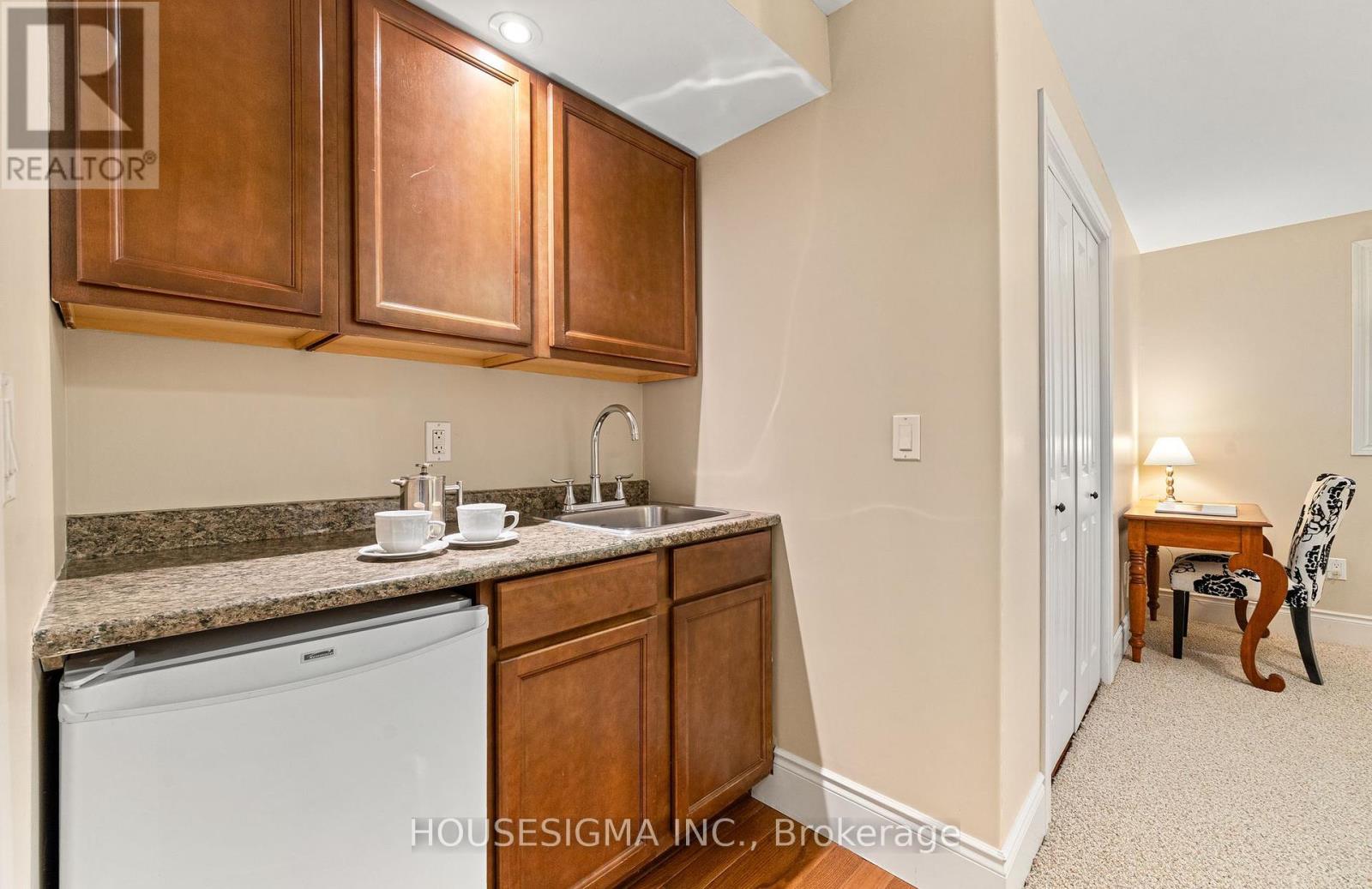 8 Mount Pleasant Road, Belleville (Belleville Ward), Ontario  K8N 3J2 - Photo 29 - X12466190