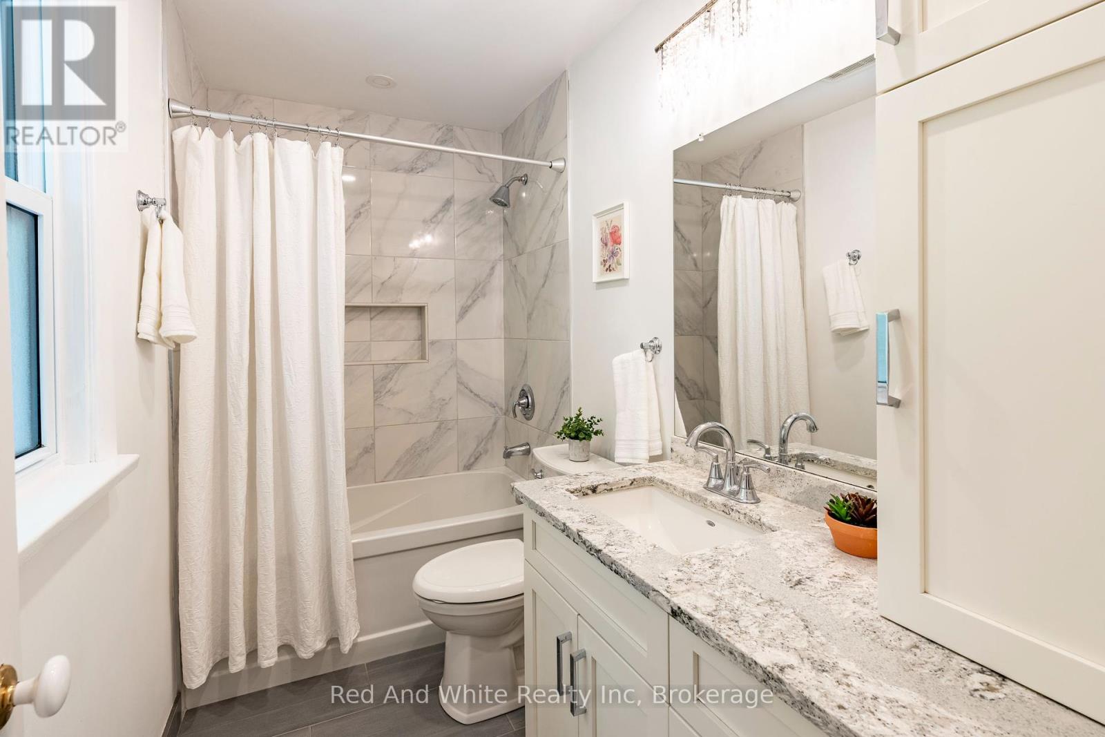 110 Ellis Crescent S, Waterloo, Ontario  N2J 2B8 - Photo 12 - X12466408