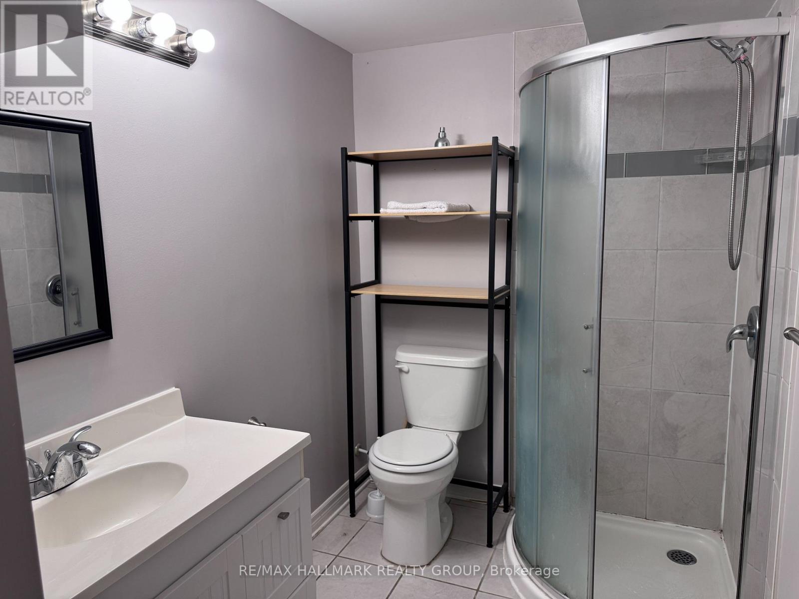 820-B Willow Avenue, Ottawa, Ontario  K1E 1C7 - Photo 12 - X12466462