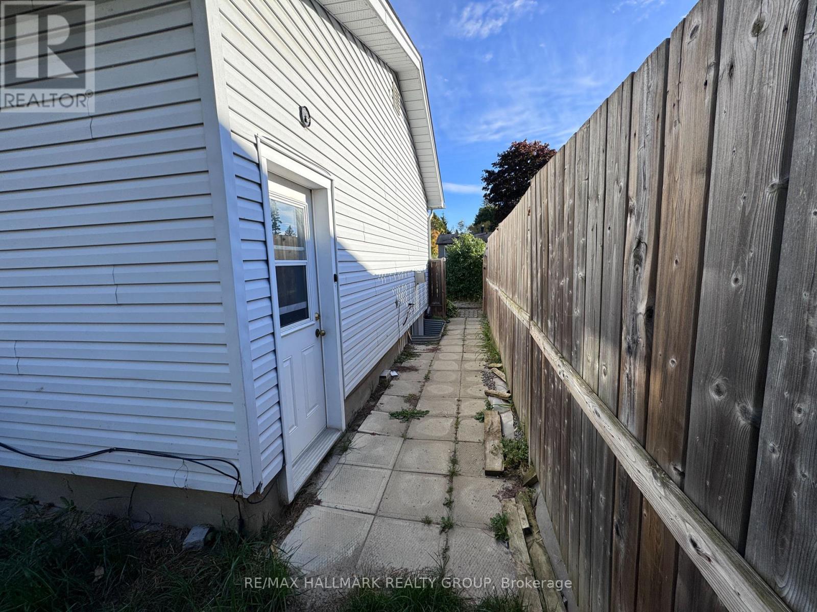 820-B Willow Avenue, Ottawa, Ontario  K1E 1C7 - Photo 3 - X12466462