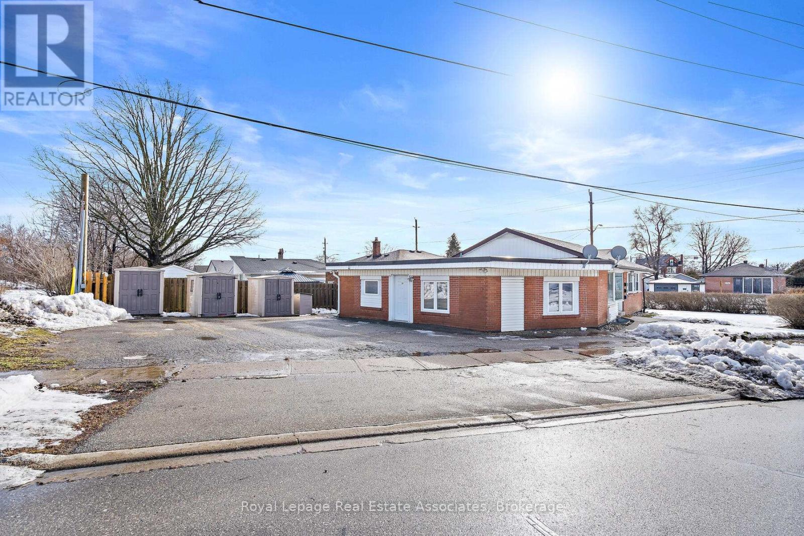 7 Rexway Drive, Halton Hills, Ontario  L7G 1P6 - Photo 2 - W12466264