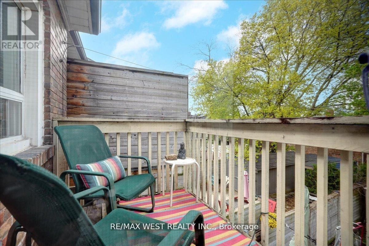 30 Glendale Avenue, Toronto, Ontario  M6R 2S7 - Photo 13 - W12466288