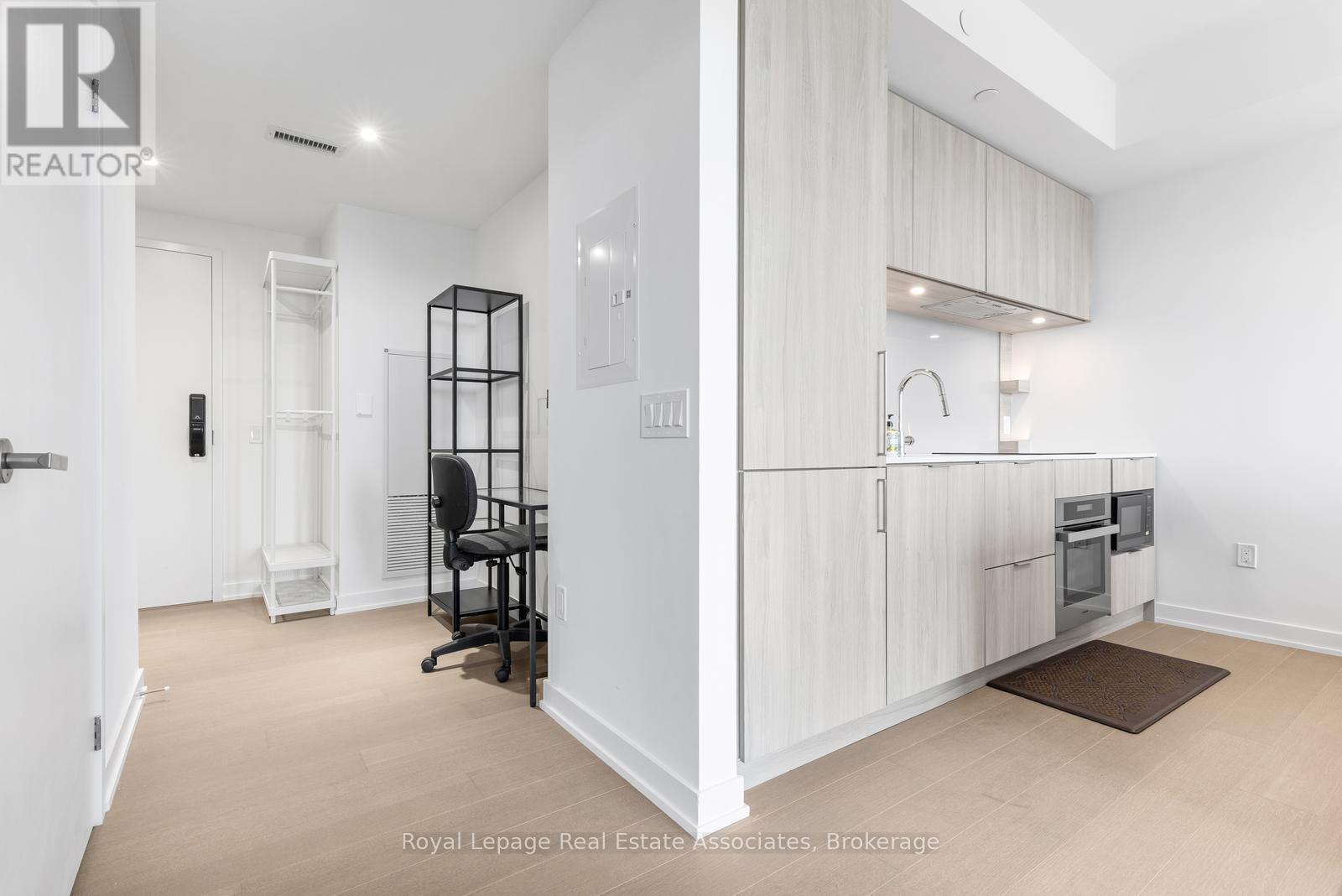 1302 - 28 Ann Street, Mississauga, Ontario  L5G 0E1 - Photo 17 - W12466315