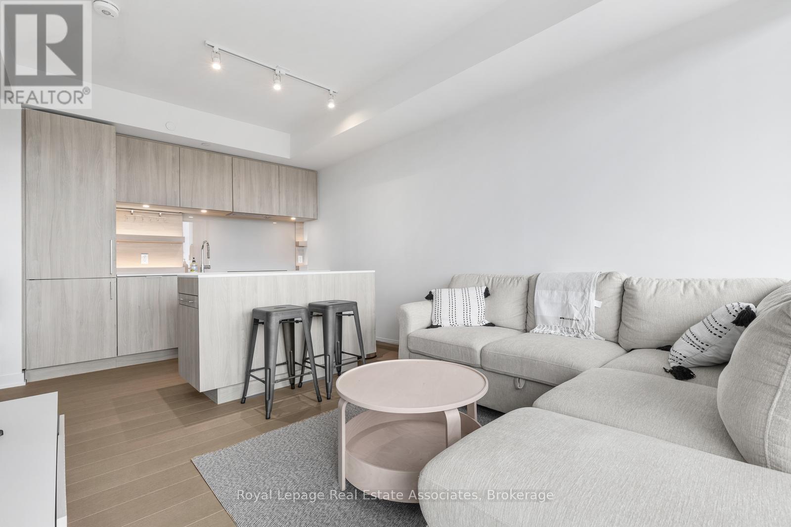 1302 - 28 Ann Street, Mississauga, Ontario  L5G 0E1 - Photo 3 - W12466315