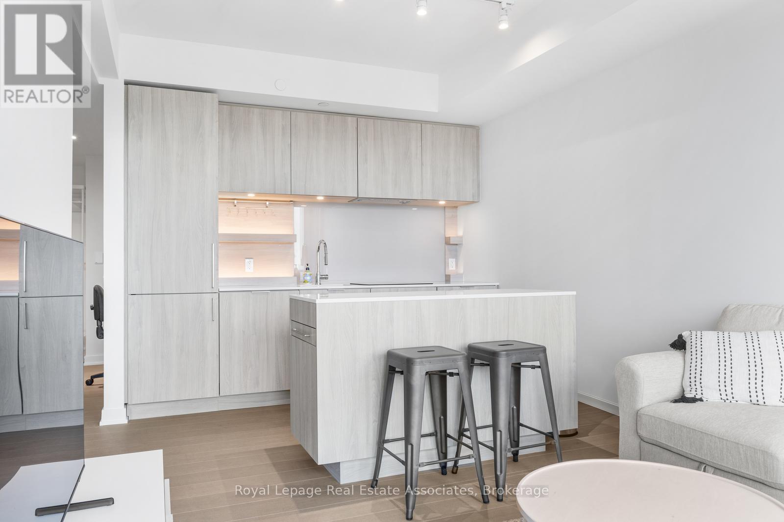 1302 - 28 Ann Street, Mississauga, Ontario  L5G 0E1 - Photo 4 - W12466315
