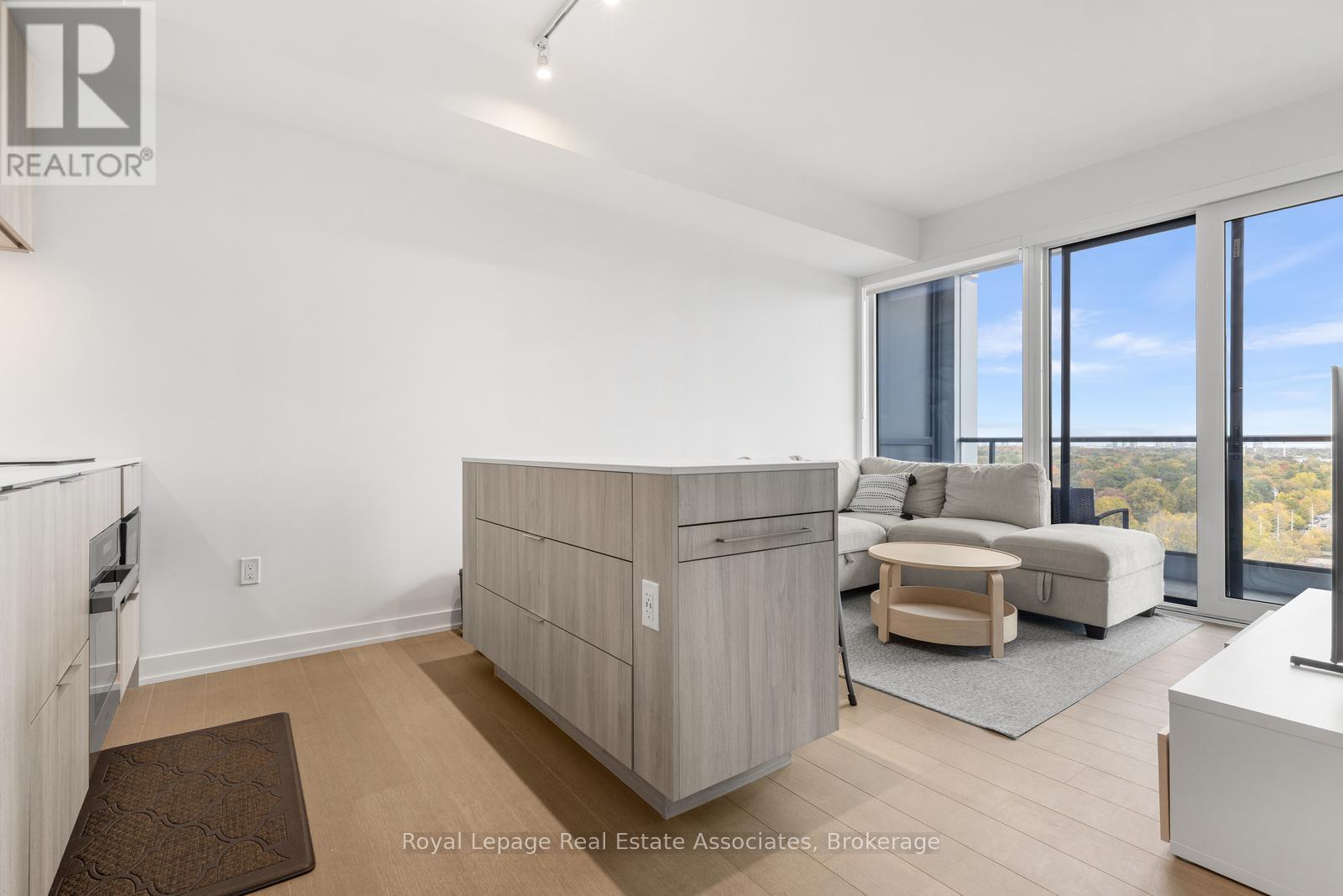 1302 - 28 Ann Street, Mississauga, Ontario  L5G 0E1 - Photo 5 - W12466315