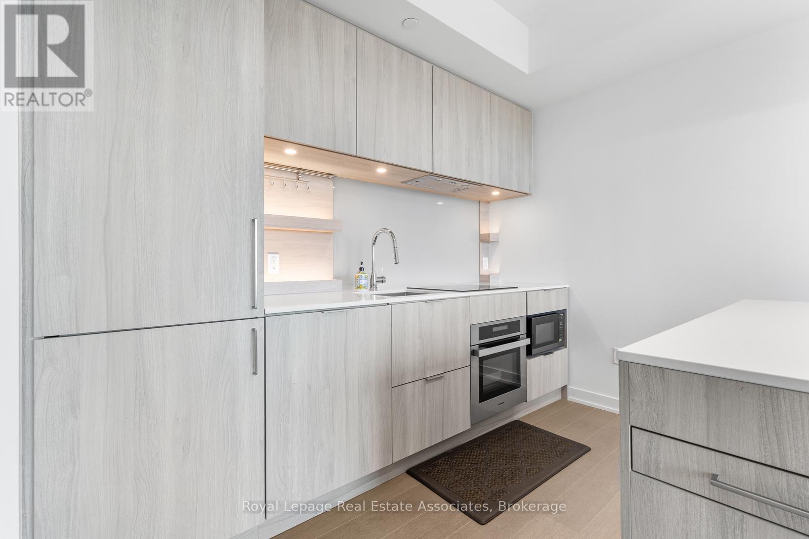 1302 - 28 Ann Street, Mississauga, Ontario  L5G 0E1 - Photo 7 - W12466315