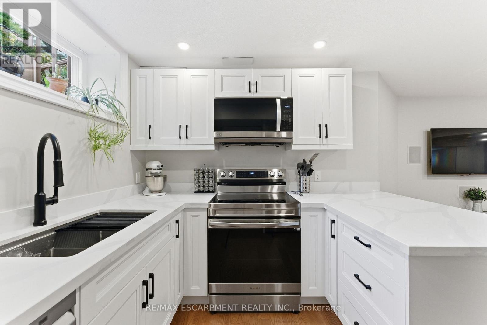 79 Commando Court, Hamilton, Ontario  L8B 0J6 - Photo 27 - X12466294
