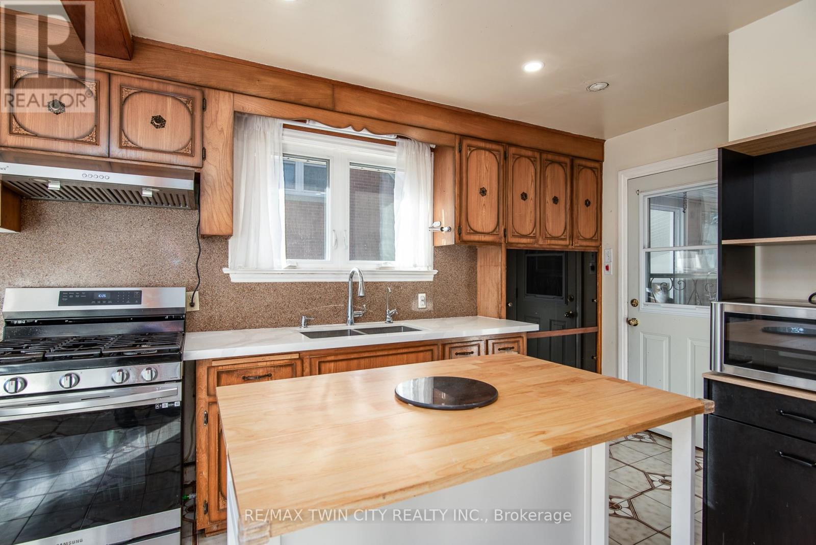 48 Christopher Drive, Cambridge, Ontario  N1R 4R6 - Photo 13 - X12466335