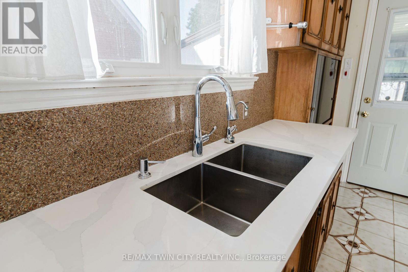 48 Christopher Drive, Cambridge, Ontario  N1R 4R6 - Photo 16 - X12466335