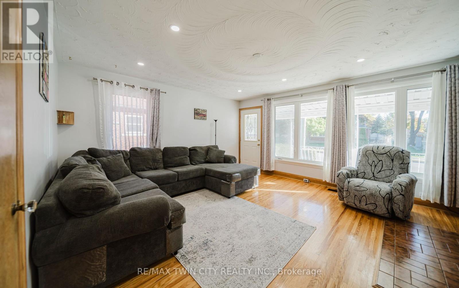 48 Christopher Drive, Cambridge, Ontario  N1R 4R6 - Photo 4 - X12466335