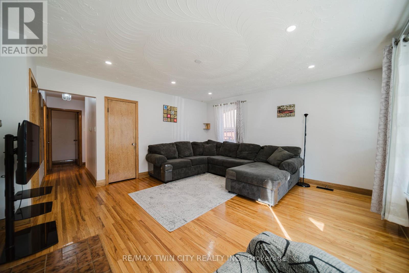 48 Christopher Drive, Cambridge, Ontario  N1R 4R6 - Photo 5 - X12466335
