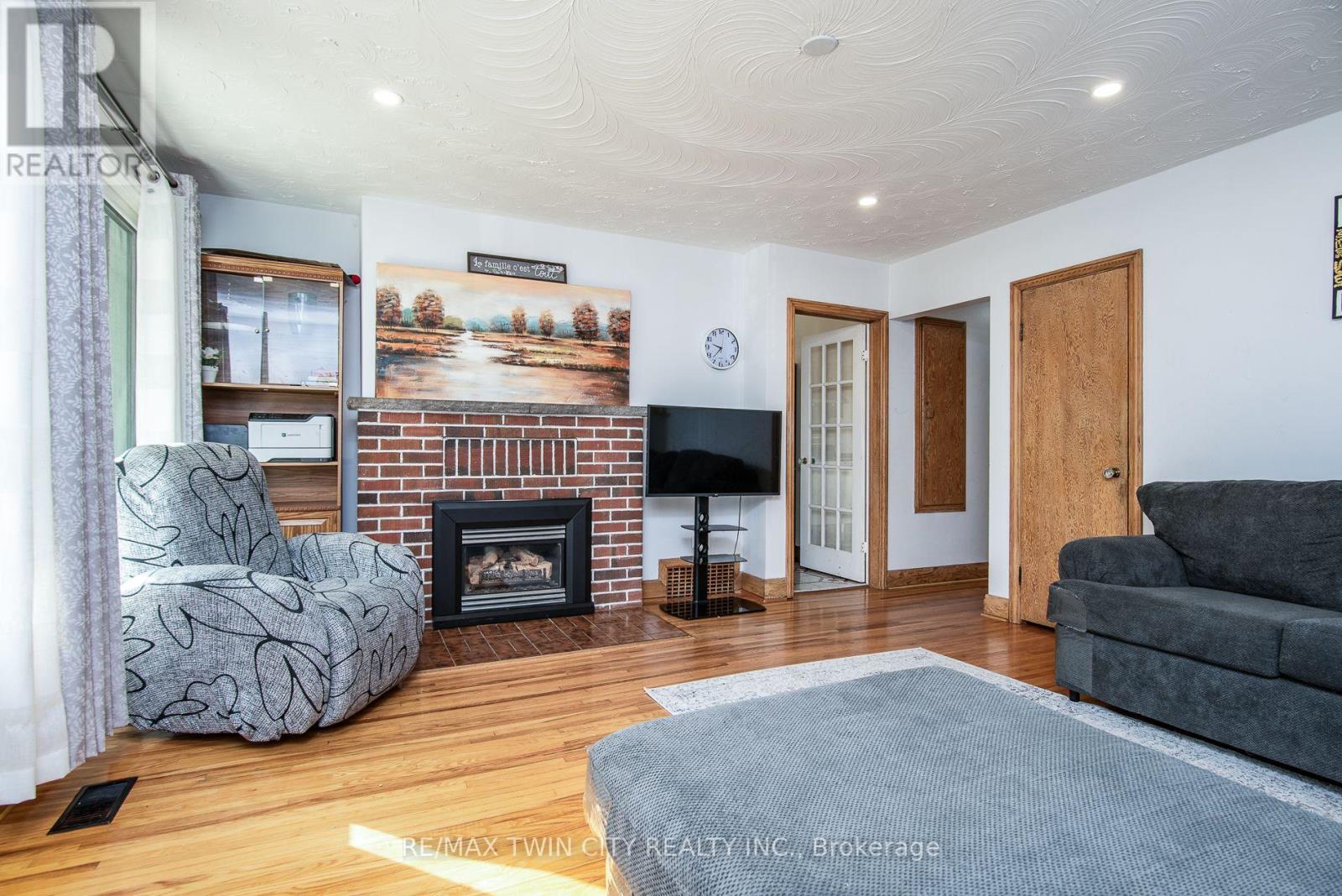 48 Christopher Drive, Cambridge, Ontario  N1R 4R6 - Photo 7 - X12466335