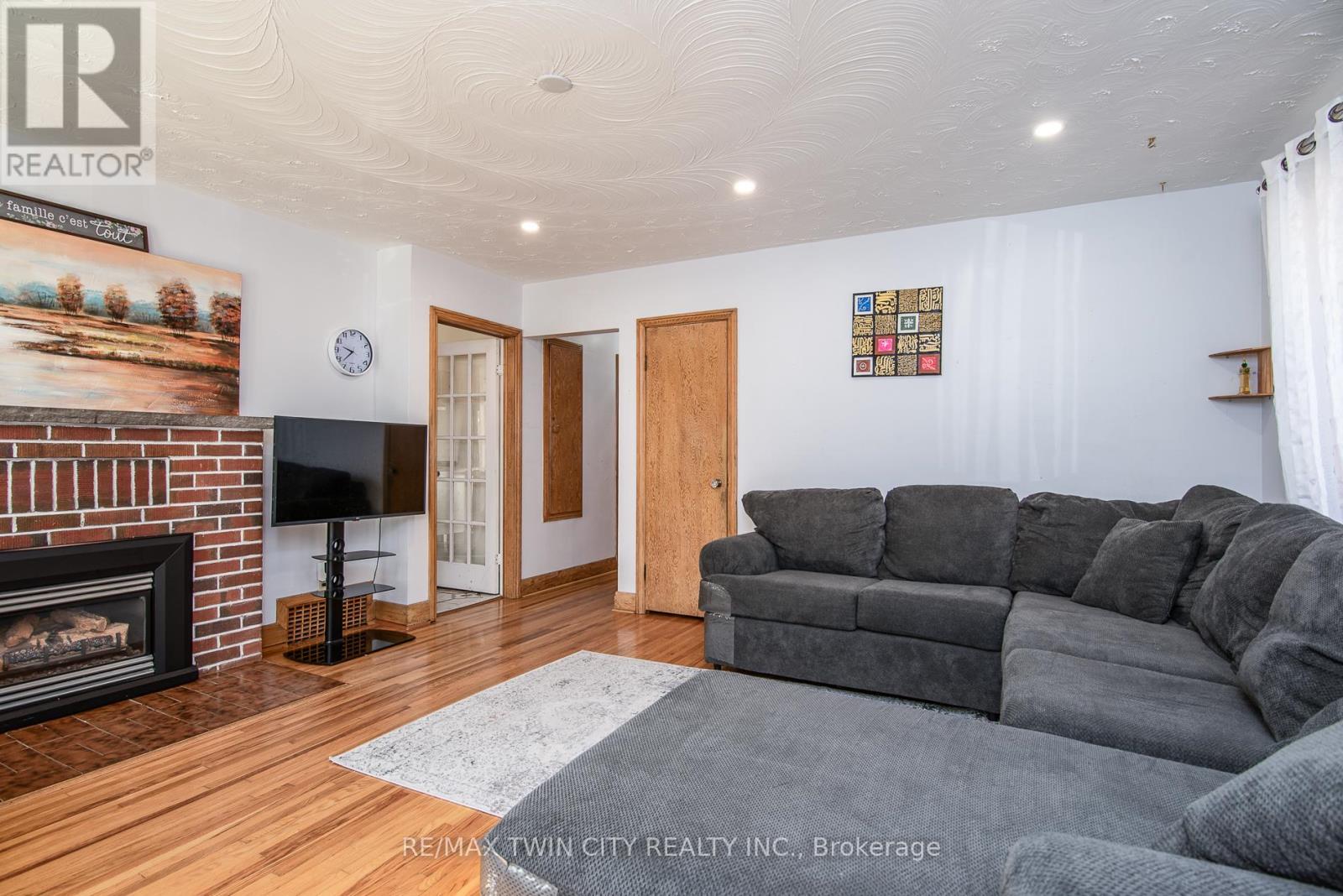 48 Christopher Drive, Cambridge, Ontario  N1R 4R6 - Photo 8 - X12466335