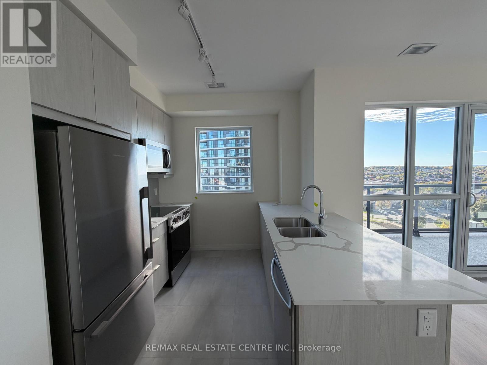 706 - 15 Watergarden Drive, Mississauga, Ontario  L5R 0H4 - Photo 4 - W12463693