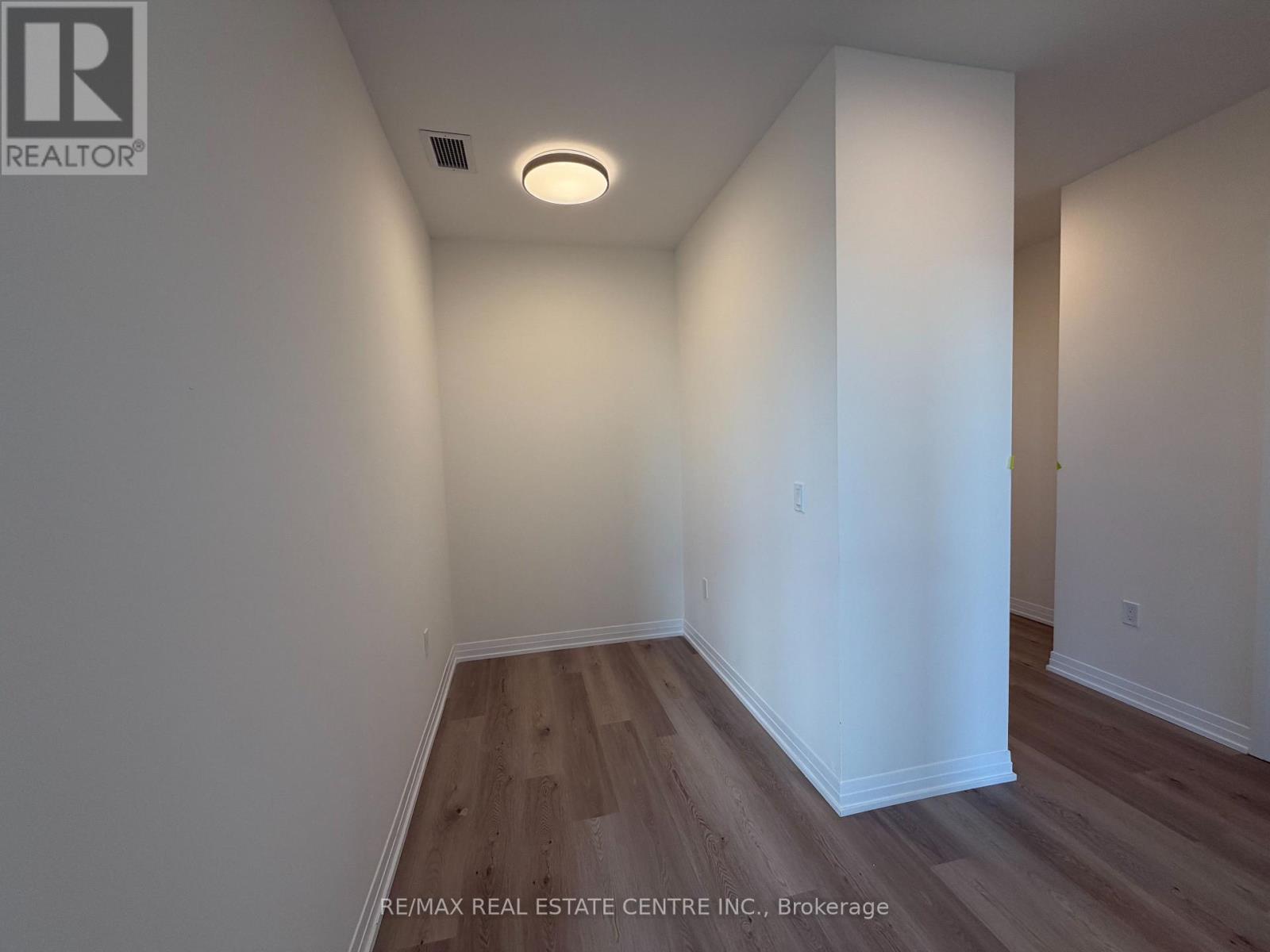 706 - 15 Watergarden Drive, Mississauga, Ontario  L5R 0H4 - Photo 10 - W12463693