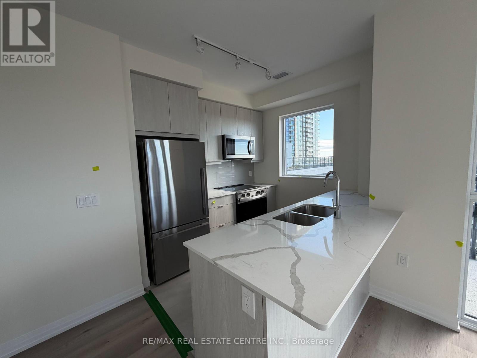 706 - 15 Watergarden Drive, Mississauga, Ontario  L5R 0H4 - Photo 3 - W12463693