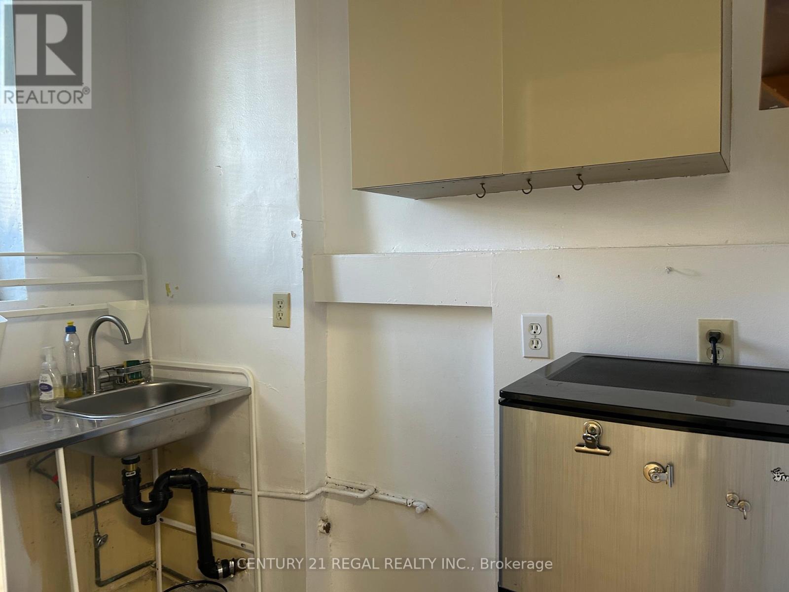 1702 Queen Street W, Toronto, Ontario M6R 1B3 - Photo 5 - W12463758