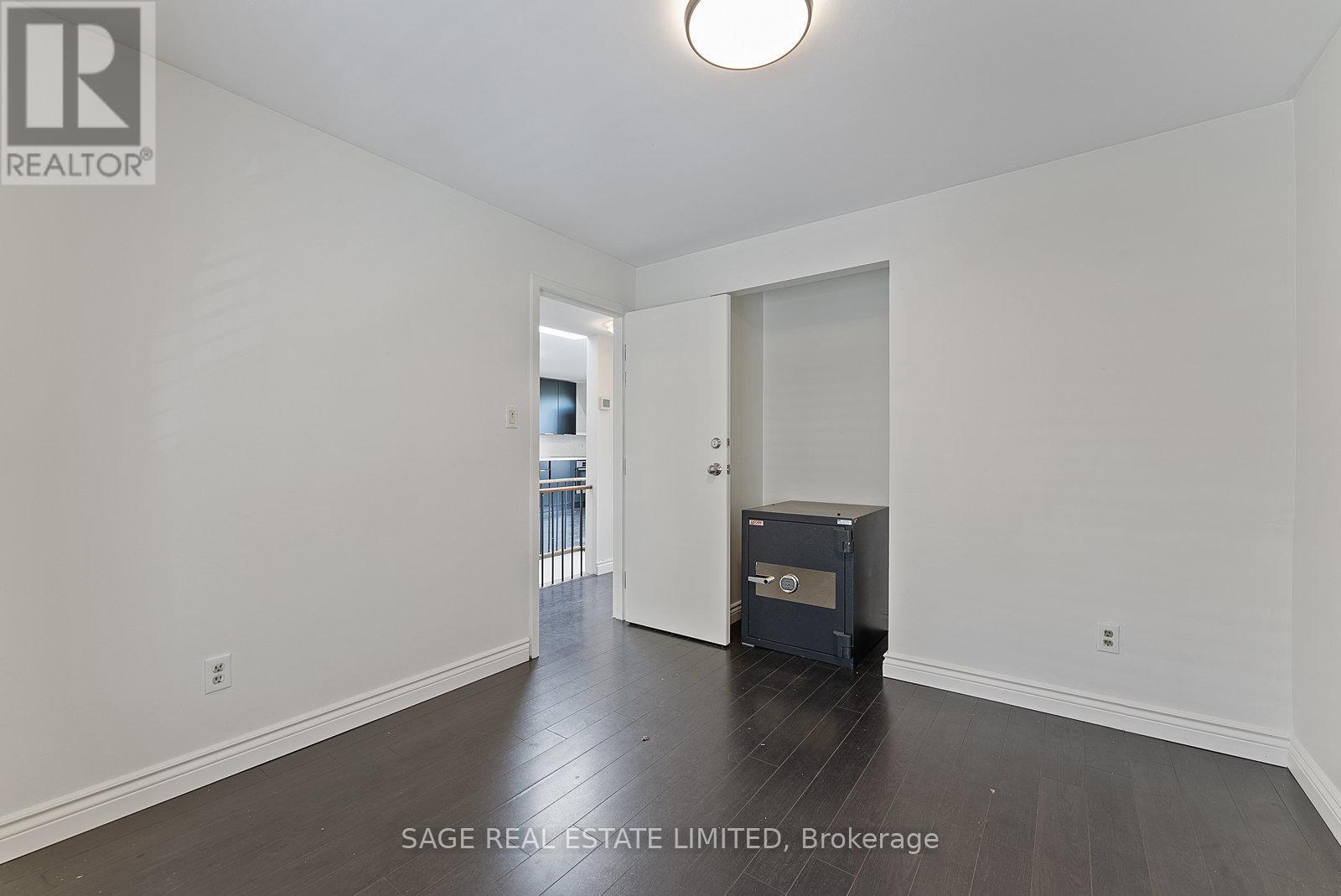 3rd Fl - 184 Davenport Road, Toronto, Ontario  M5R 1J2 - Photo 17 - C12466356