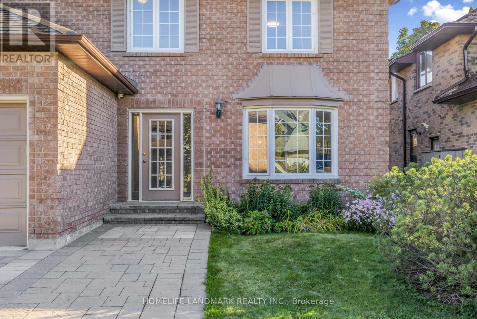 5 Belinda Court, Richmond Hill, Ontario  L4C 8R7 - Photo 2 - N12466464