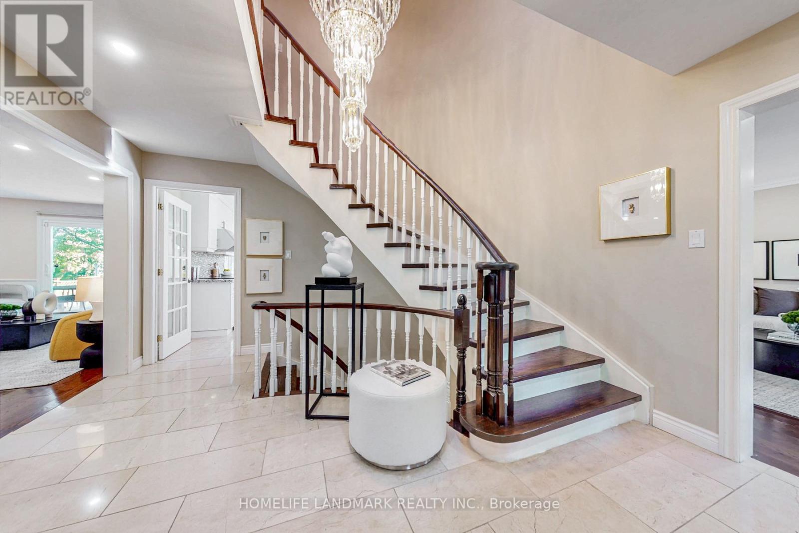 5 Belinda Court, Richmond Hill, Ontario  L4C 8R7 - Photo 4 - N12466464