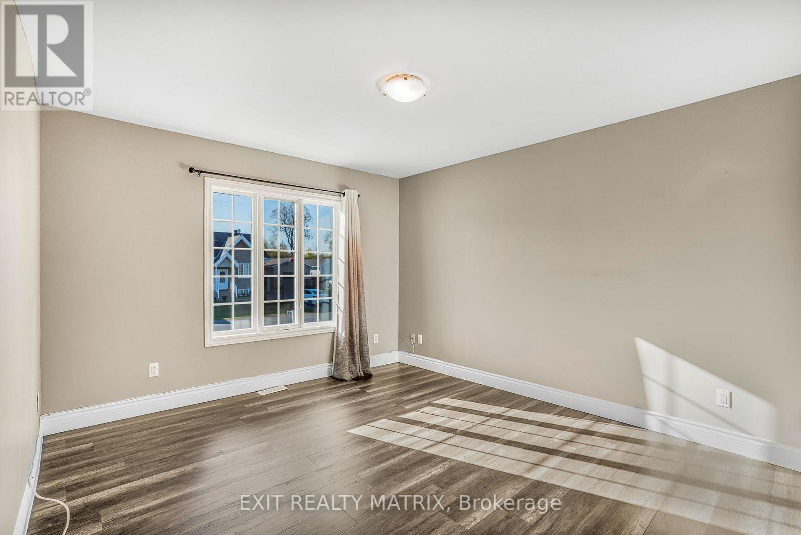 6 Telegraph Crescent, Alfred And Plantagenet, Ontario  K0B 1A0 - Photo 17 - X12466561
