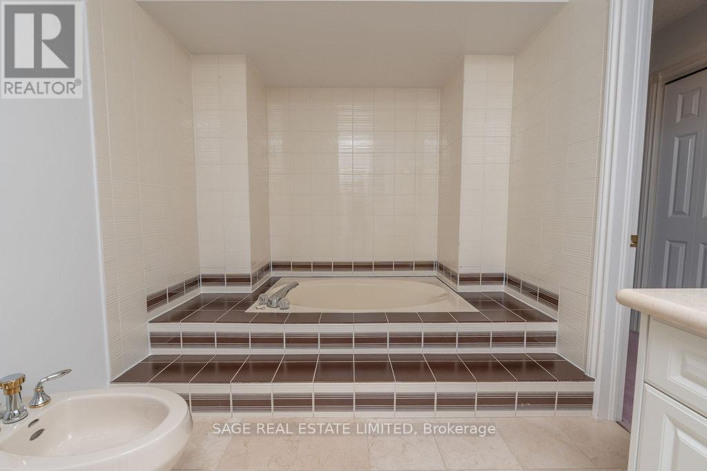 172 Burnhamthorpe Road, Toronto, Ontario  M9A 1H6 - Photo 36 - W12466360