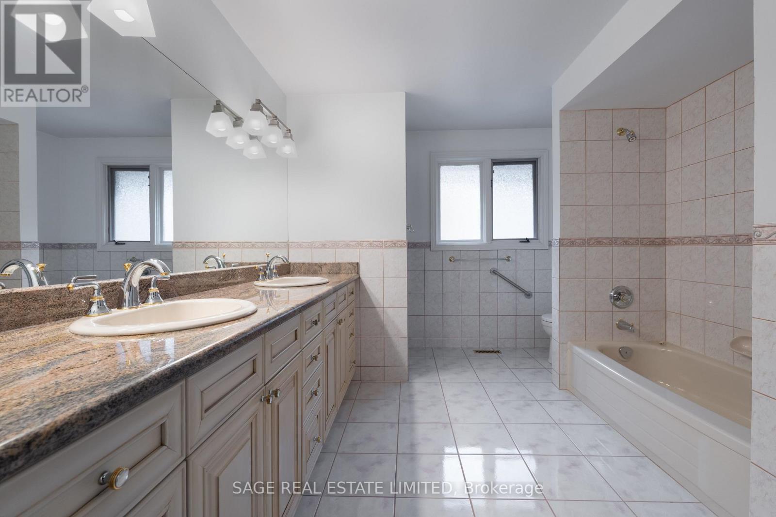 172 Burnhamthorpe Road, Toronto, Ontario  M9A 1H6 - Photo 43 - W12466360