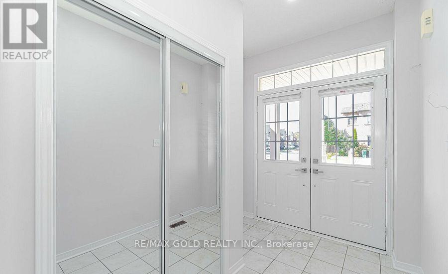 69 Portrush Trail, Brampton, Ontario  L6X 0R2 - Photo 3 - W12466363