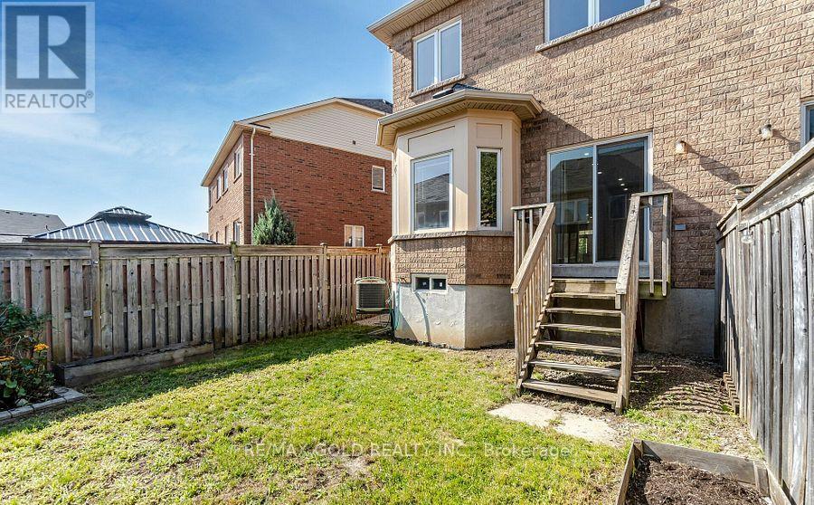 69 Portrush Trail, Brampton, Ontario  L6X 0R2 - Photo 38 - W12466363