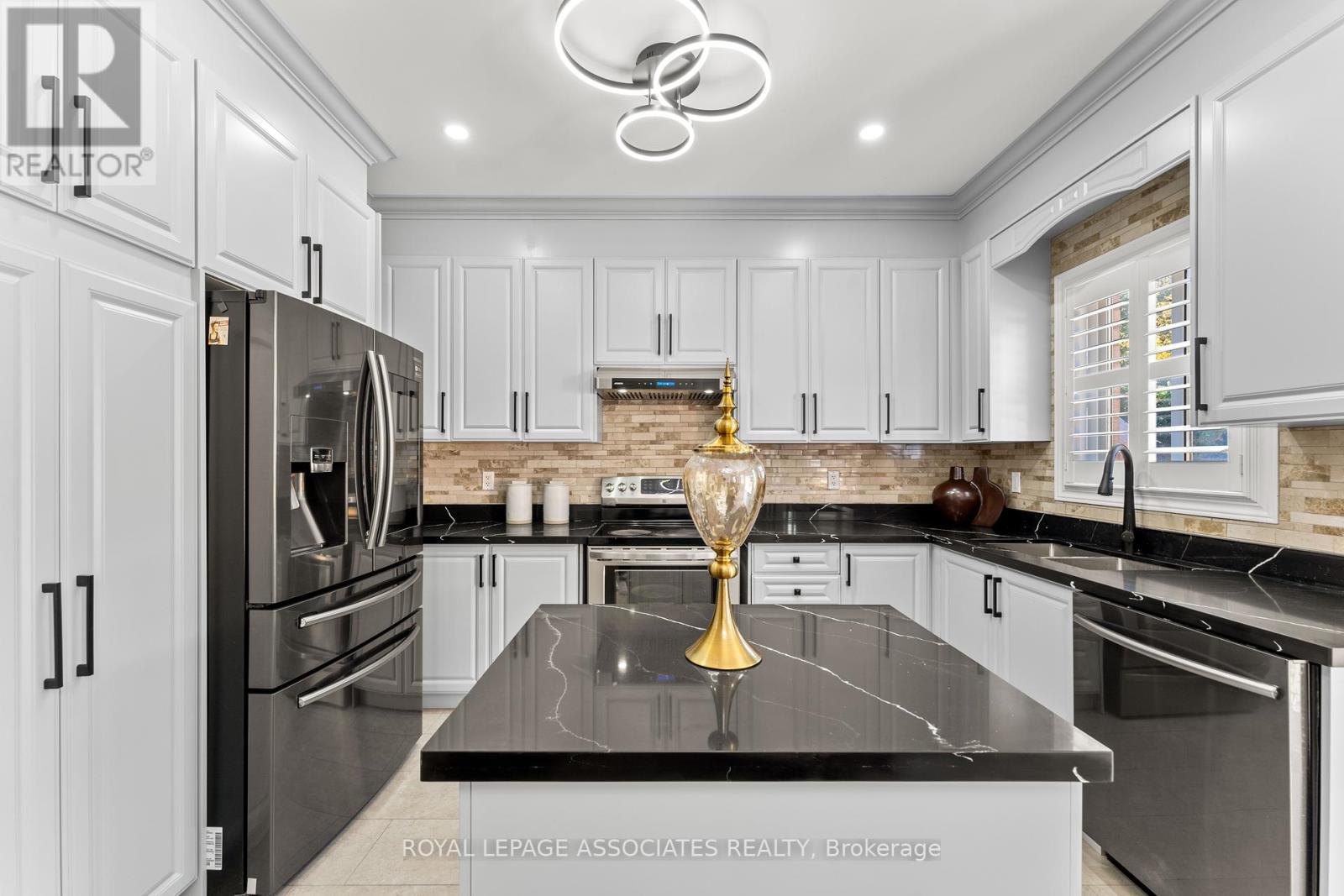 88 Showboat Crescent, Brampton, Ontario  L6V 4R4 - Photo 7 - W12466416