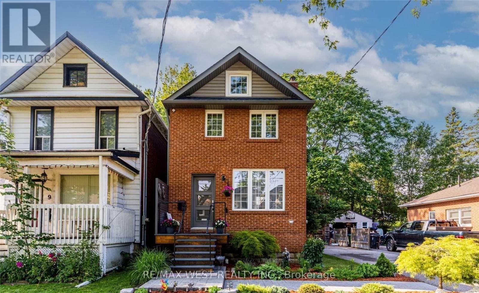 92 LAKE CRESCENT, Toronto, Ontario