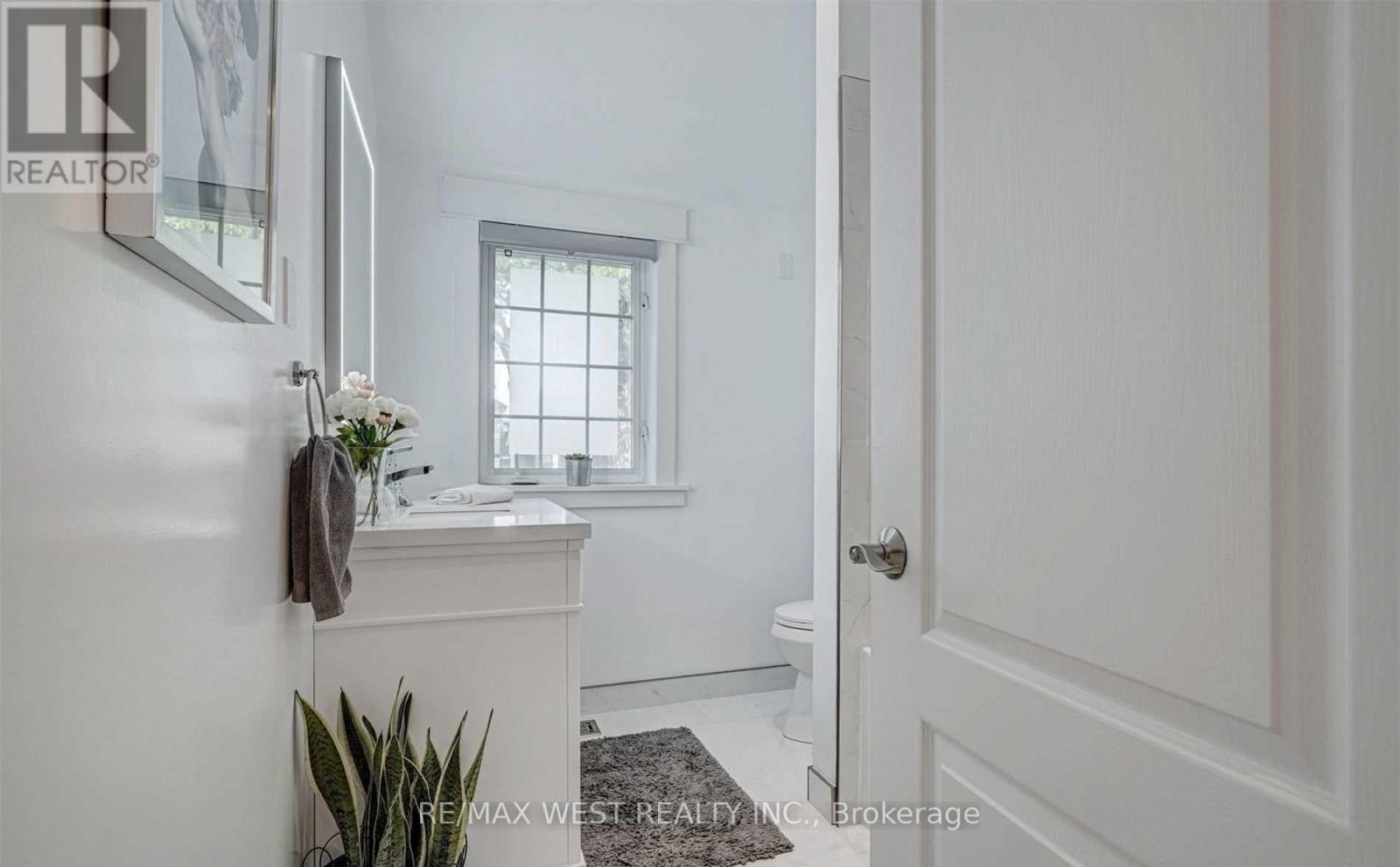 92 Lake Crescent, Toronto, Ontario  M8V 1W1 - Photo 11 - W12466450