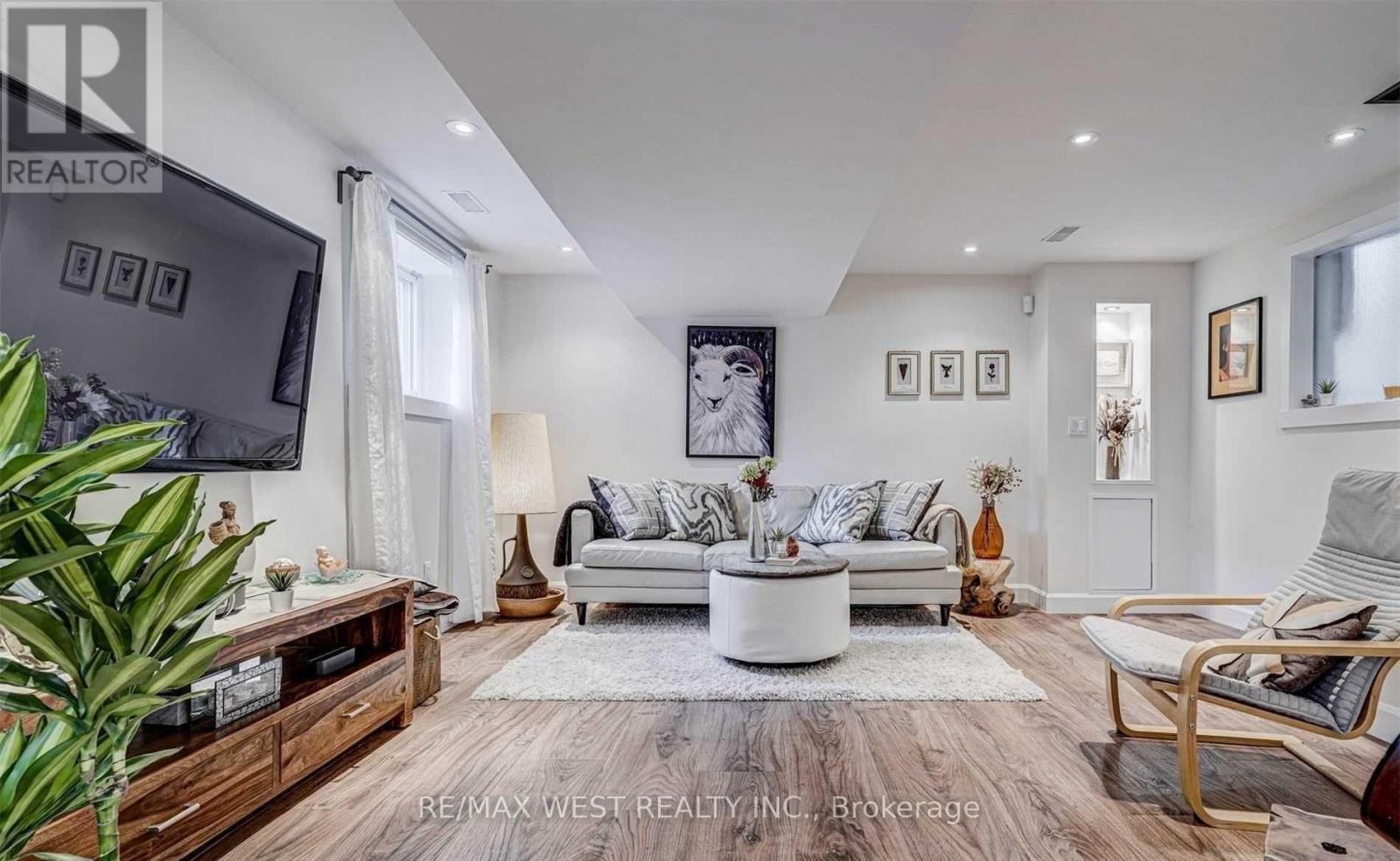 92 Lake Crescent, Toronto, Ontario  M8V 1W1 - Photo 14 - W12466450