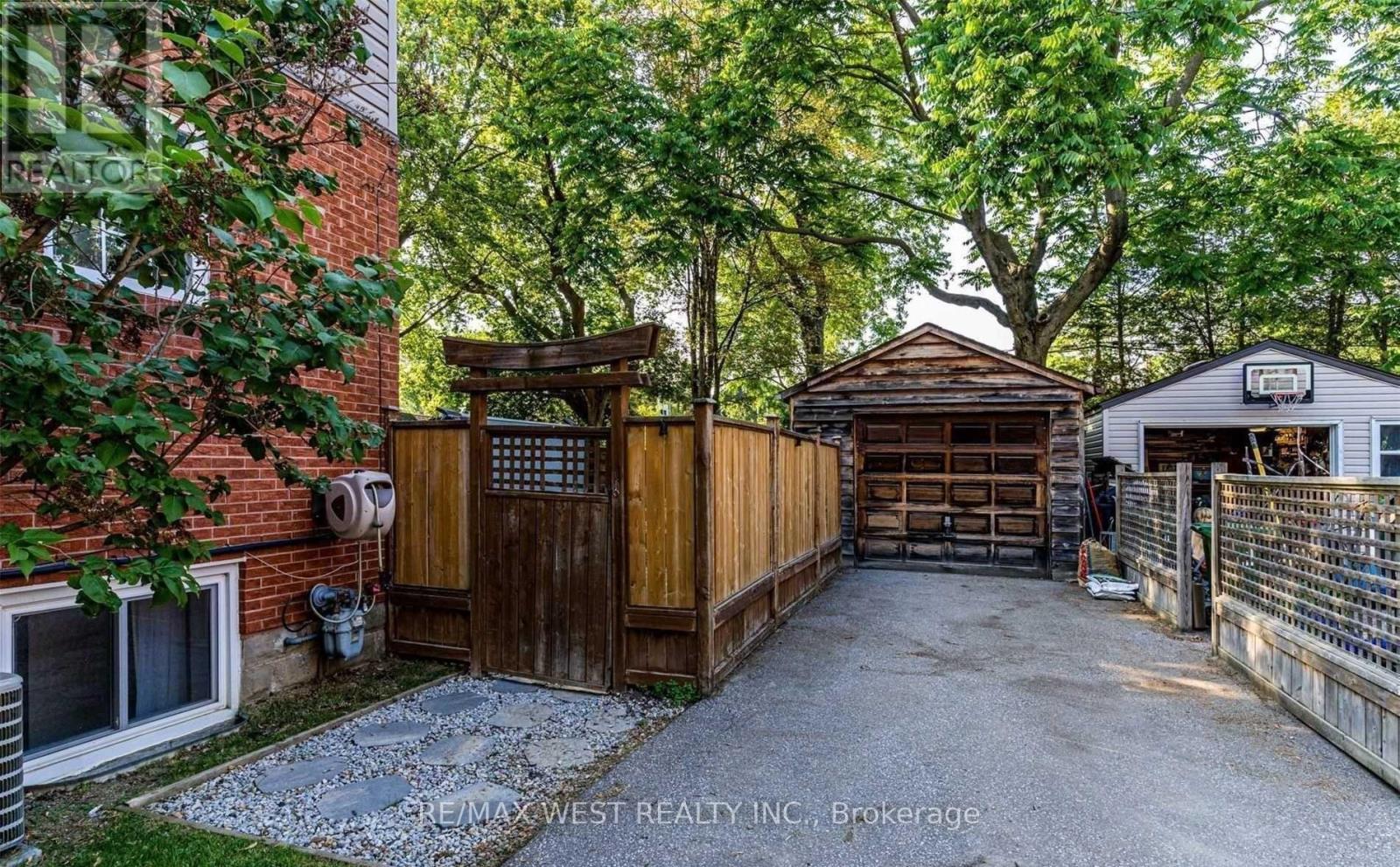 92 Lake Crescent, Toronto, Ontario  M8V 1W1 - Photo 17 - W12466450