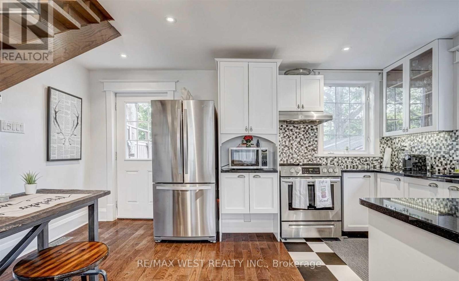 92 Lake Crescent, Toronto, Ontario  M8V 1W1 - Photo 6 - W12466450