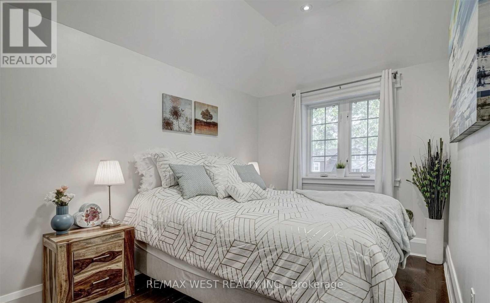 92 Lake Crescent, Toronto, Ontario  M8V 1W1 - Photo 8 - W12466450